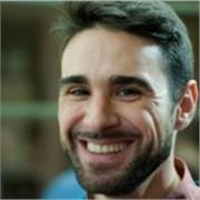 Laureato in lingue e esperienza di 16 anni in Spagna